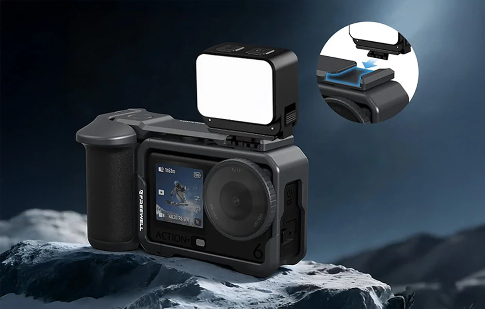 Camera DJI Osmo Action în setul complet Freewell cu un modul de iluminare LED suplimentar montat în partea superioară