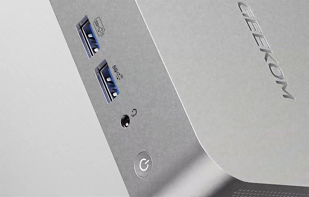 Prim-plan al porturilor încorporate în mini PC