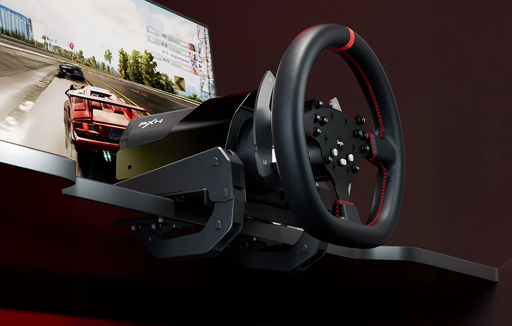 Volan PXN-V10 Pro fixat pe birou cu un joc de curse rulând pe monitor