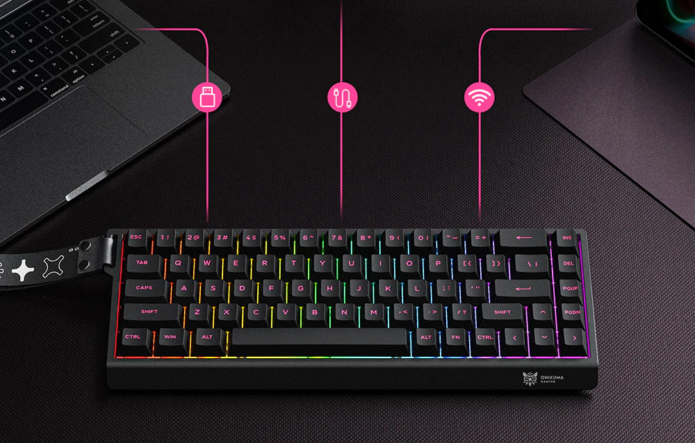Tastatura de gaming Onikuma se află pe un birou lângă un laptop, cu pictograme în partea de sus care simbolizează cele 3 moduri de conectare a tastaturii