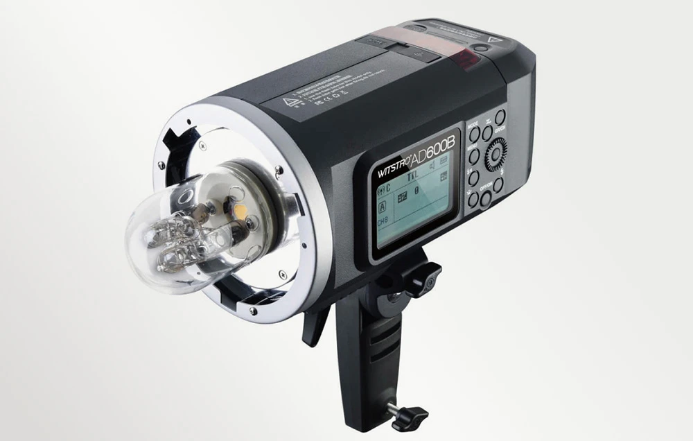 Blițul wireless de exterior Godox Witstro AD600B fără reflector, care prezintă capul de bliț expus cu un capac din sticlă