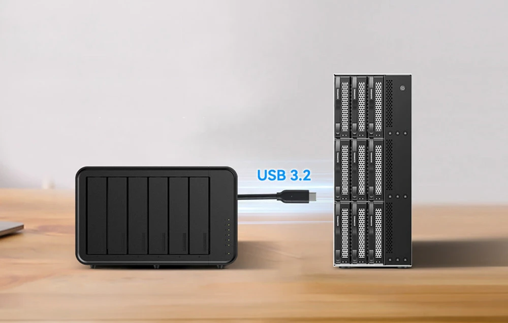 O carcasă de stocare cu nouă compartimente conectată printr-un cablu USB 3.2 la o carcasă cu mai multe compartimente