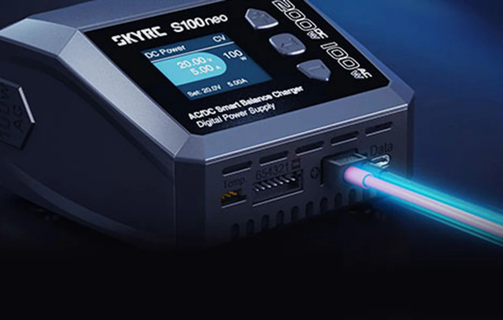 Prim-plan al portului de date de pe încărcătorul SKYRC S100neo cu cablu conectat.