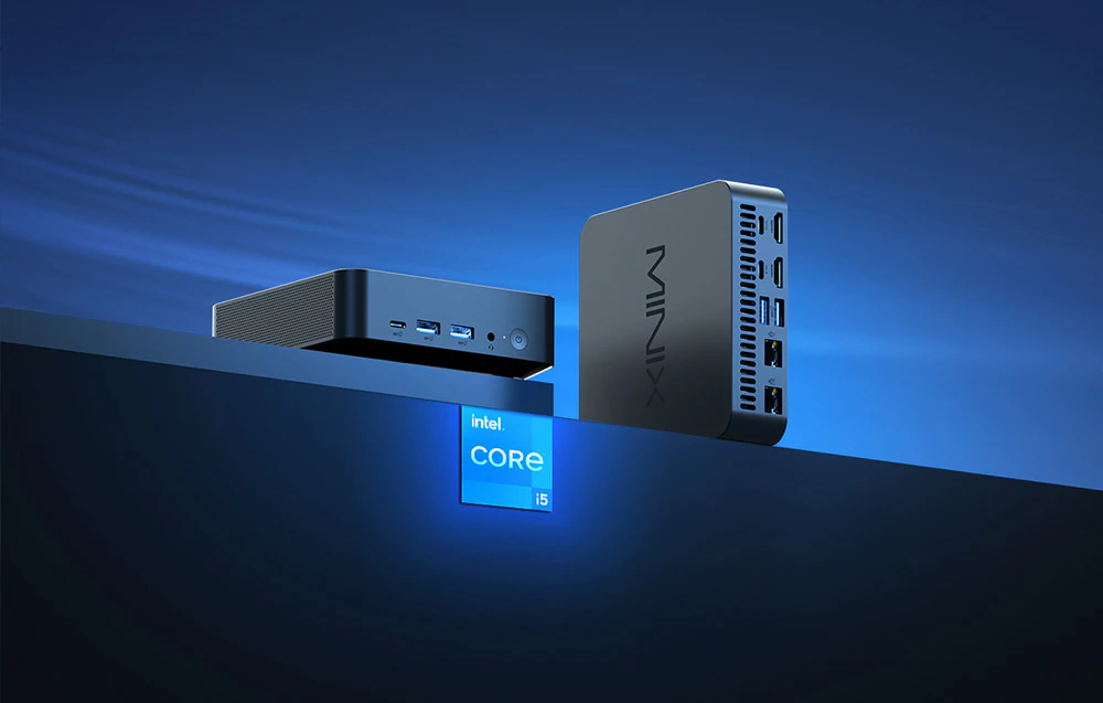 Două mini PC-uri Minix așezate pe o platformă ridicată, unul poziționat vertical, celălalt orizontal. Lângă ele se află un semn cu inscripția Intel Core.