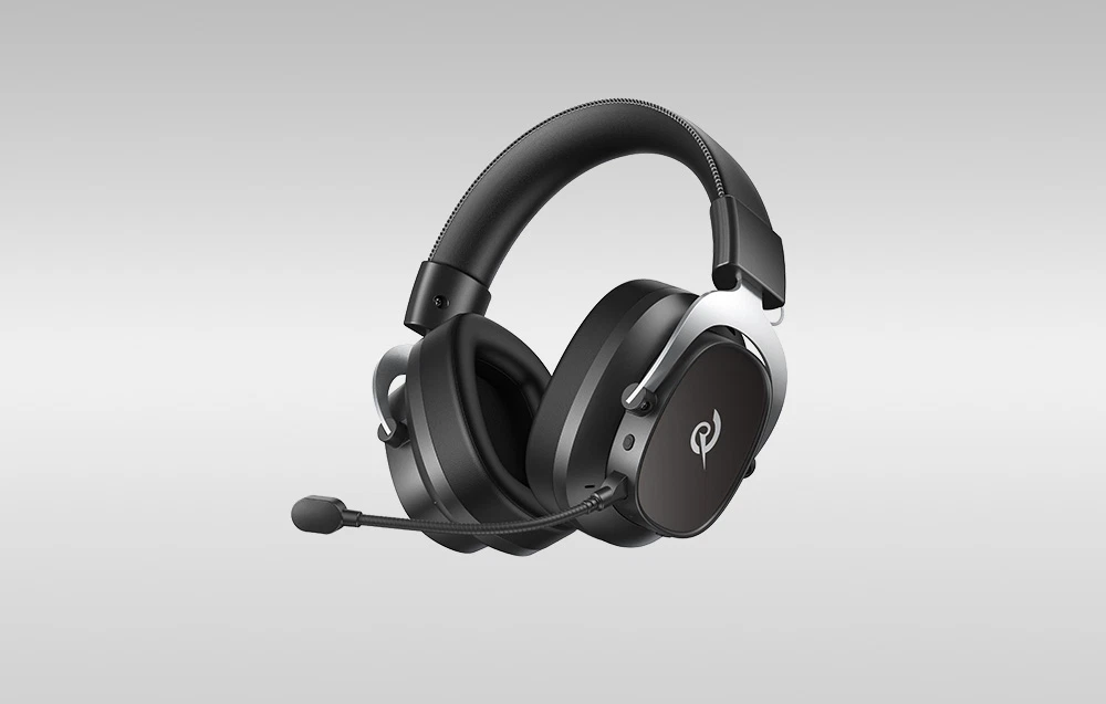 Căști de gaming negre QCY Heroad VT200 prezentate din profil pe un fundal cu gradient gri