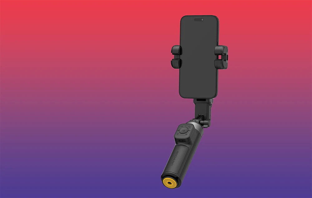 Gimbal negru cu un smartphone în poziție verticală pe un fundal cu gradient roșu-violet.