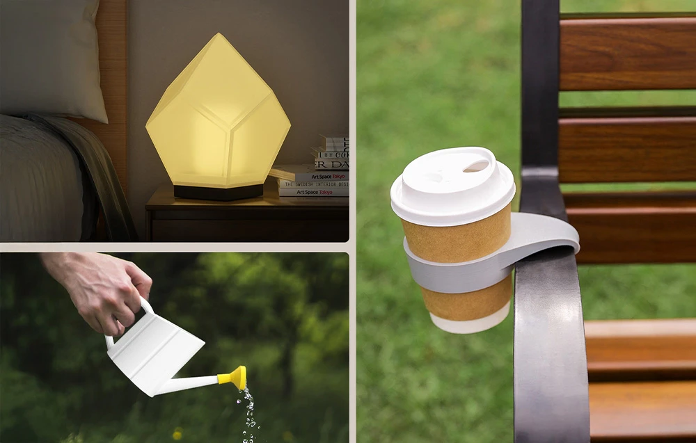 Lampă de masă în formă de diamant care emite o lumină caldă lângă cărți pe noptieră, o stropitoare cu mâner udând plante în grădină, o cană de cafea cu mâner