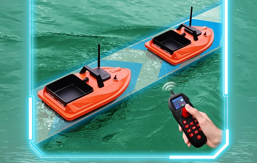 Două bărci de momeală portocalii navigând una lângă alta, controlate de o telecomandă fără fir.