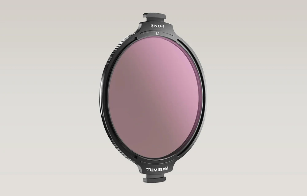 Filtru Freewell ND4 pe un fundal gri.