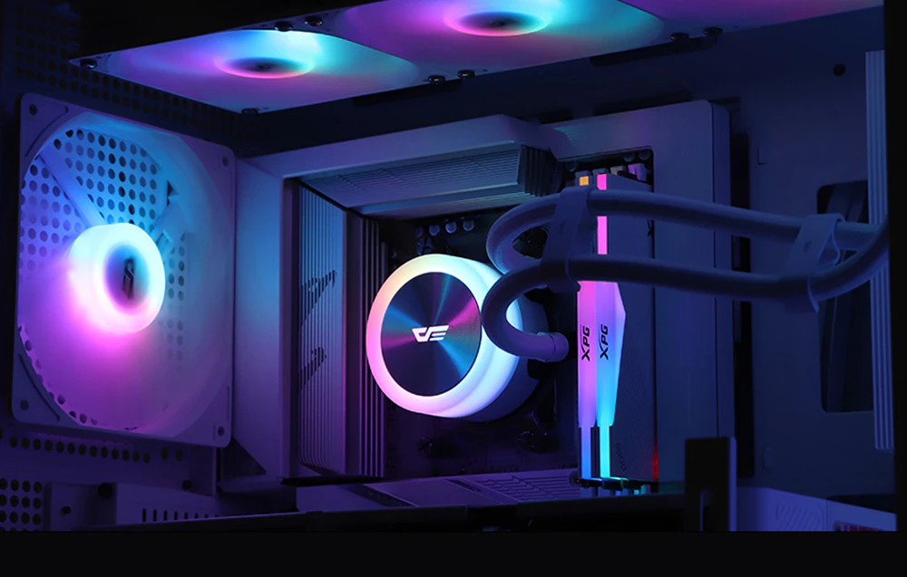 Interiorul unei carcase de computer cu un sistem de răcire cu apă AIO în funcțiune, memorie RAM și ventilatoare cu iluminare RGB