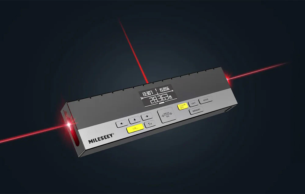 Telemetru laser cu trei raze de lumină activate și rezultatul măsurătorii vizibil pe ecran.
