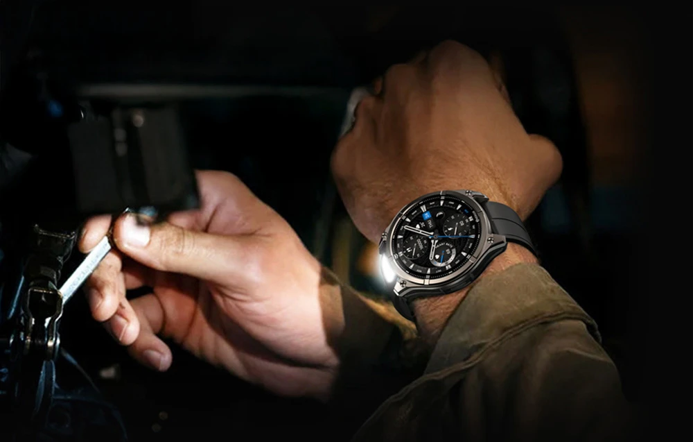 O persoană cu un smartwatch cu lanternă încorporată în întuneric