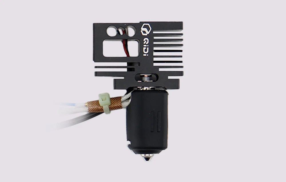 Hotend bimetalic cu radiator și duză, fire vizibile, pe un fundal uniform de culoare deschisă.