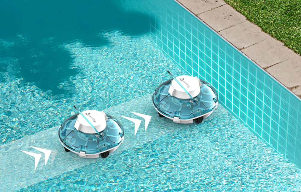 Doi roboți albi pentru piscină cu cupole transparente curățând fundul unei piscine turcoaz, săgeți albe vizibile indicând direcția de mișcare