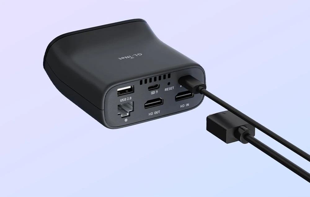 Un prim-plan al panoului din spate al comutatorului KVM, care prezintă porturi USB 2.0, un port Ethernet și porturi de intrare și ieșire HDMI