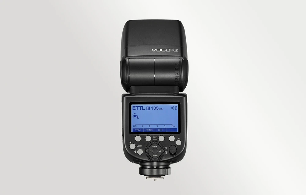 Blițul Godox V860III văzut din spate, prezentând un ecran LCD clar și butoanele de meniu
