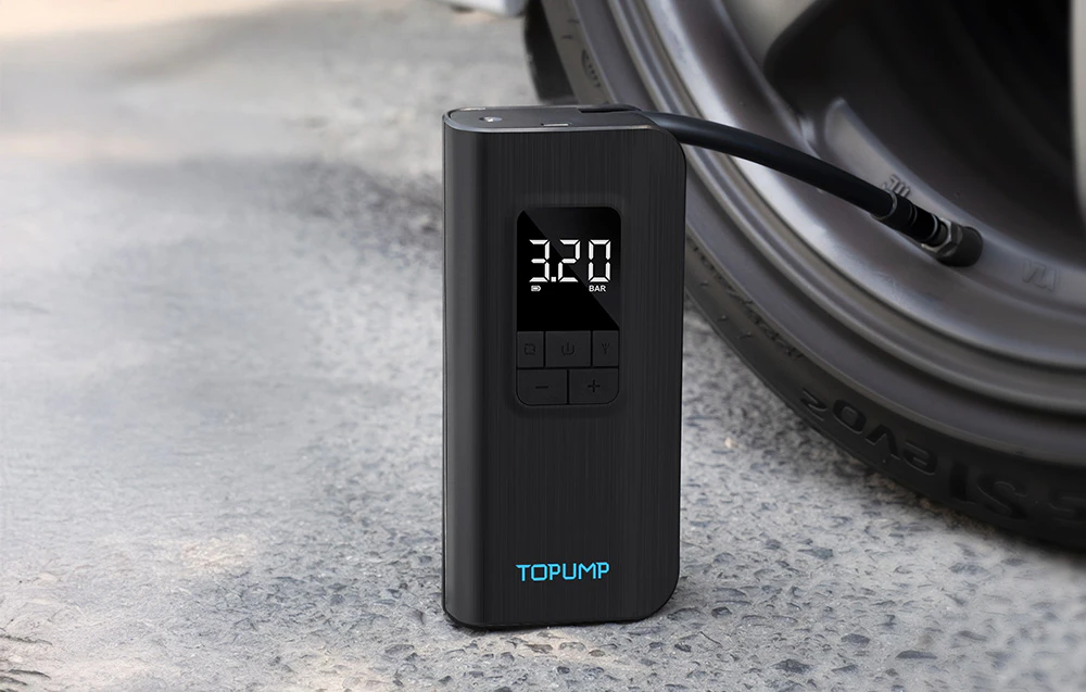 Pompă electrică umflând un pneu cu ajutorul unui furtun