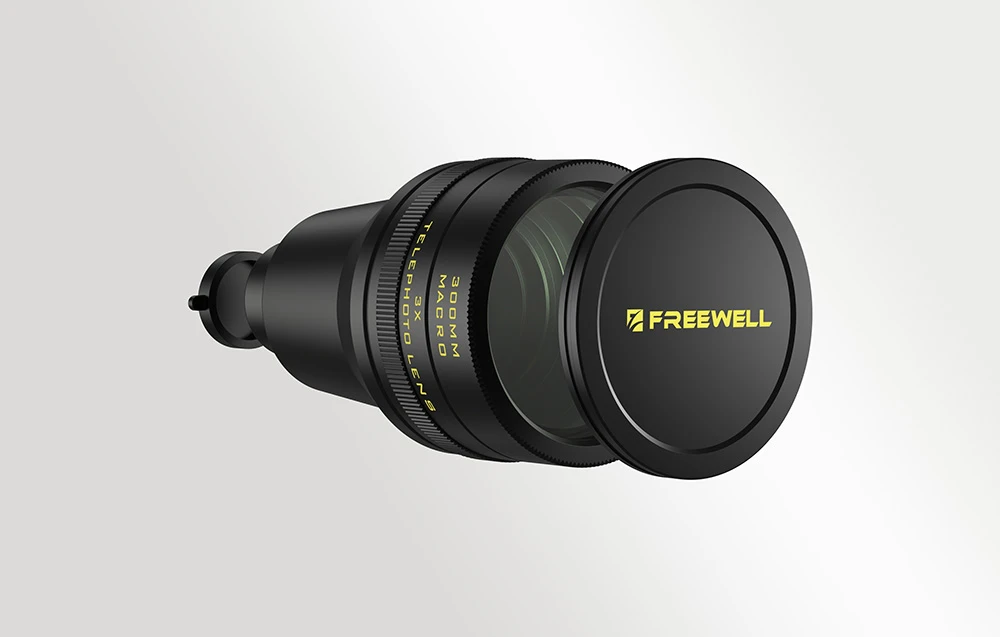 Obiectiv Freewell negru cu logo-ul galben al mărcii pe fundal alb