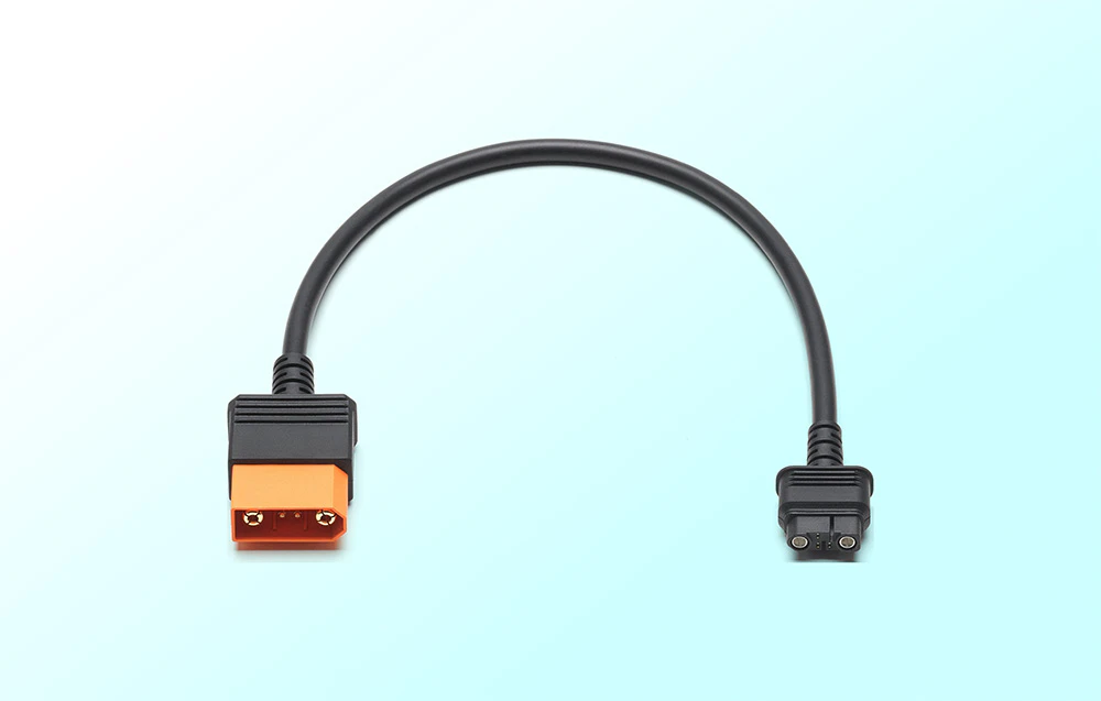 Cablu negru cu adaptor conector XT60 la un conector cu doi pini, dispus pe un fundal deschis