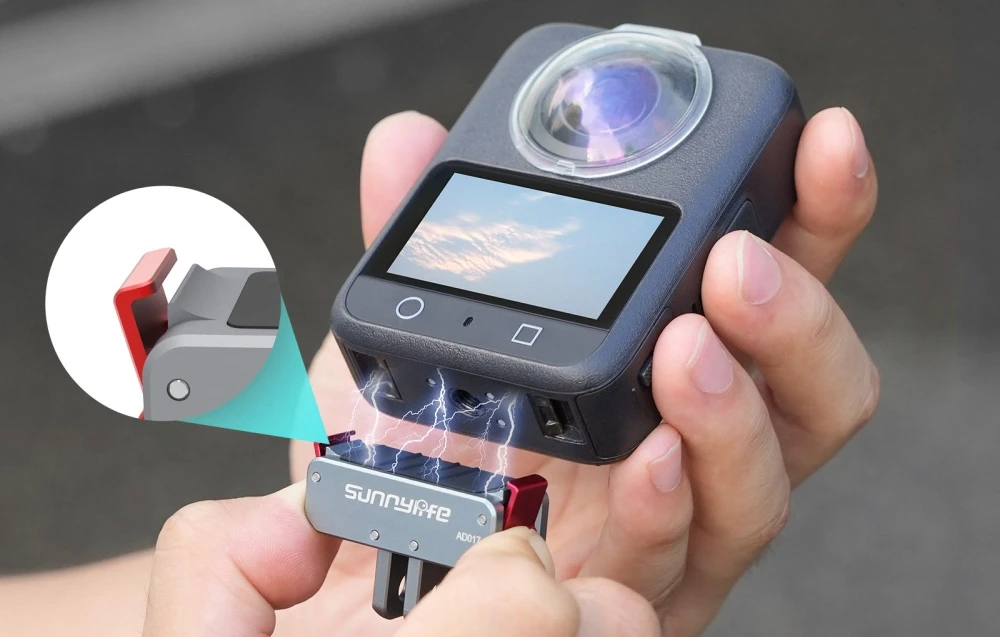 Mână care ține camera de 360 de grade montată pe adaptorul Sunnylife cu efect grafic
