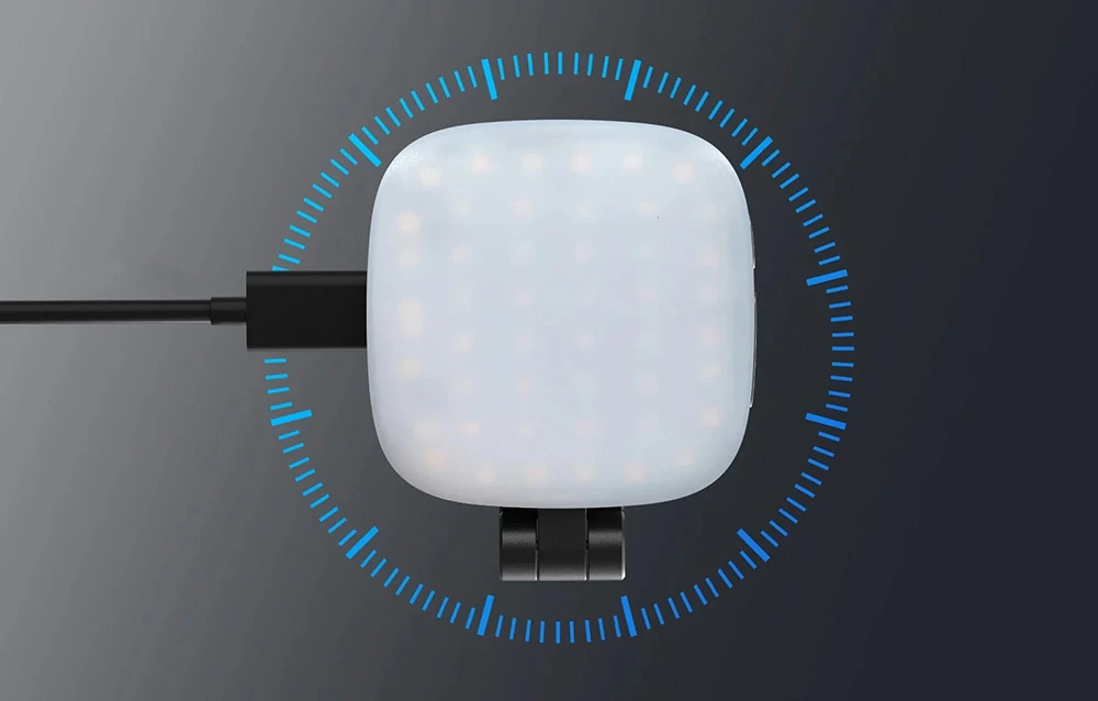 O lampă pătrată pentru selfie-uri de la Neewer, conectată la un cablu de încărcare USB-C, pe un fundal întunecat.