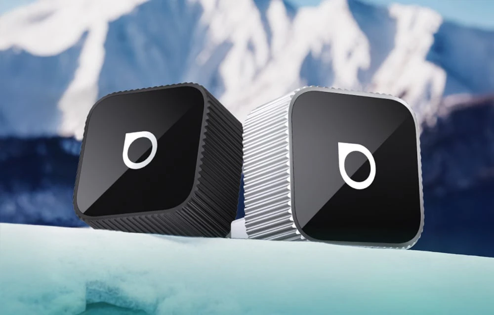 Două adaptoare wireless Ottocast pe fundalul unui vârf înzăpezit