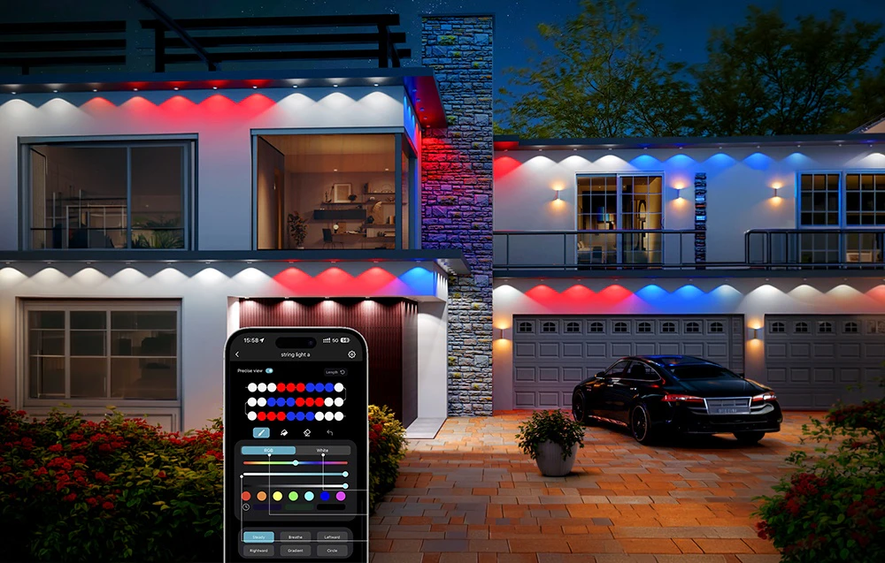 O casă albă iluminată de lumini colorate; o mașină neagră este parcată în fața garajului. În prim-plan, un smartphone cu o aplicație de control al iluminatului deschisă