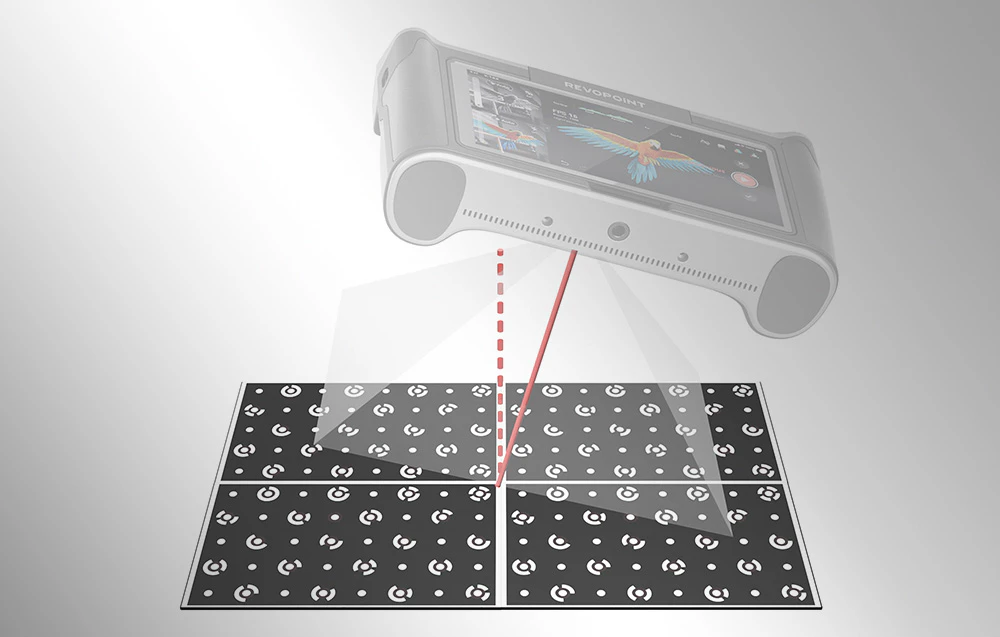 Scaner 3D scanând o placă de calibrare într-un unghi pe un fundal gri