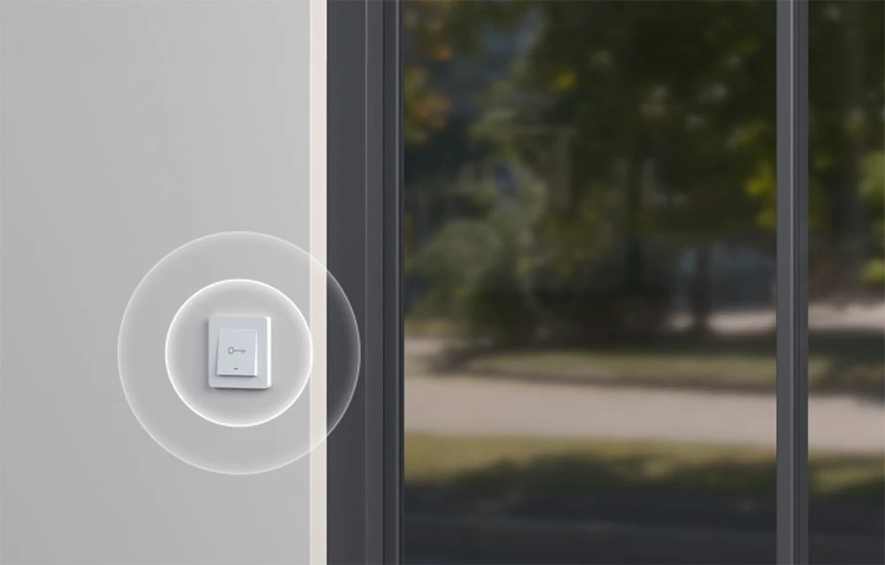 Întrerupător Sonoff cu o pictogramă cheie instalat pe peretele exterior lângă ușă