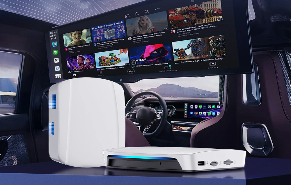 2 adaptoare auto cu porturi USB pe fundalul interiorului unei mașini