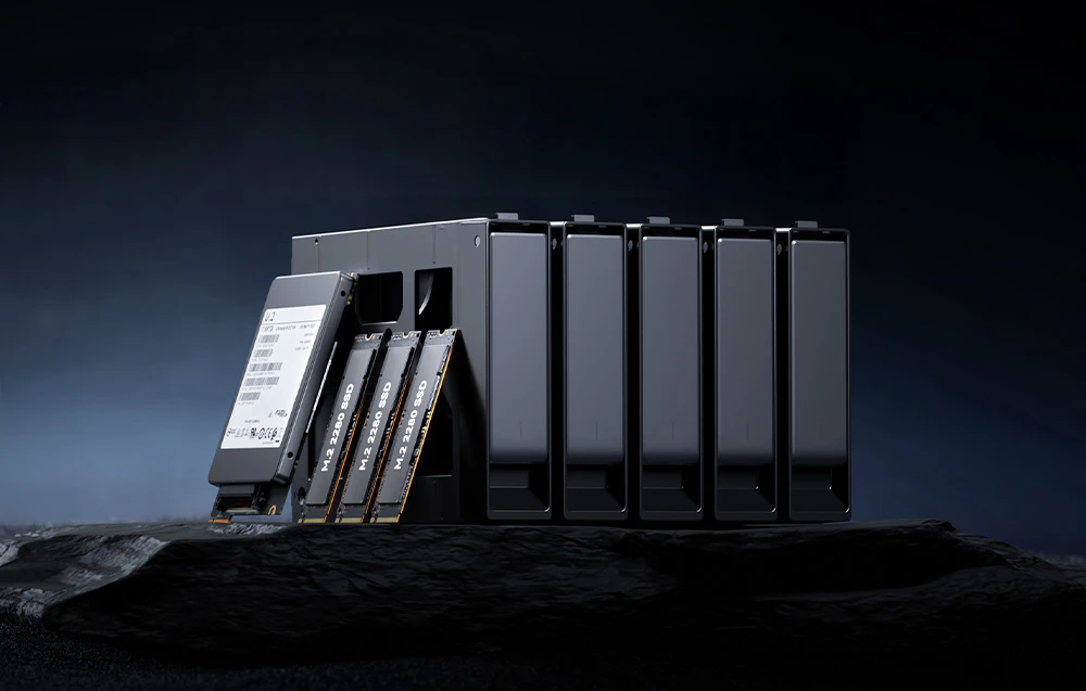 Un set de hard disk-uri și trei SSD-uri M.2 2280 pregătite pentru montare în șasiul NAS