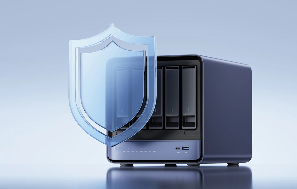 Un server NAS cu patru compartimente pentru unități de stocare, prezentat cu un scut transparent care simbolizează protecția datelor.