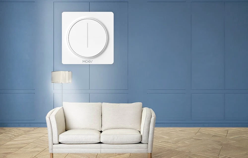 Un dimmer alb montat pe un perete albastru într-un living modern, deasupra unei canapele de culoare deschisă.
