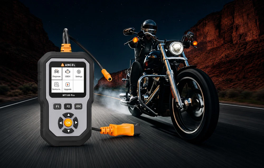 1.jpg: Instrumentul de diagnosticare ANCEL MT100 Pro pe fundalul unui motociclist care circulă pe un drum într-un canion la apus