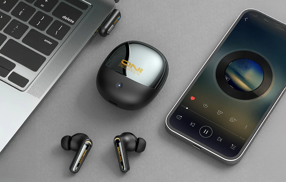 Carcasă de încărcare, căști TWS și smartphone cu player muzical pornit, lângă laptop cu receptor conectat