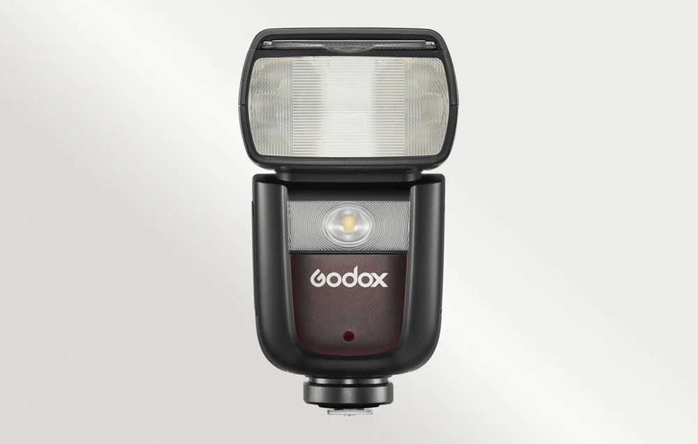 Vedere frontală a blițului Godox V860III negru, cu capul blițului și LED-ul vizibile