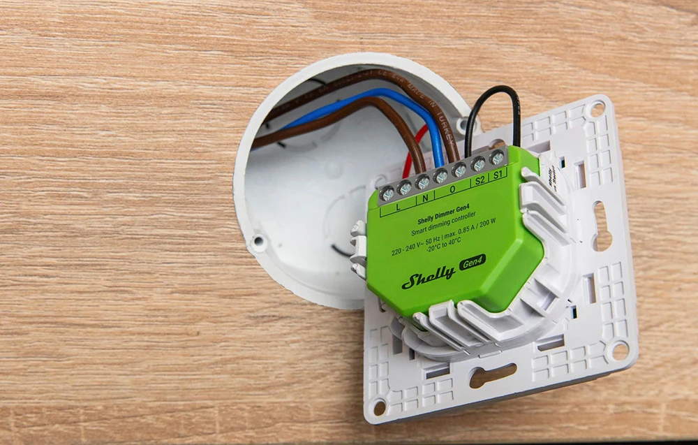 Vedere laterală a controlerului montat pe perete, care arată dispunerea firelor electrice în interiorul cutiei de joncțiune.