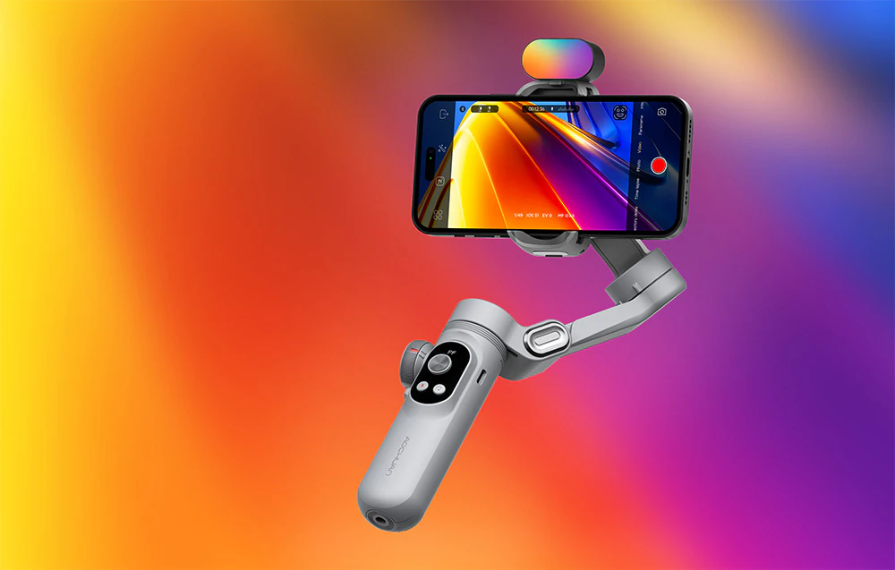 Gimbal cu un smartphone și un modul de cameră color în partea superioară, prezentat pe un fundal cu un gradient vibrant.