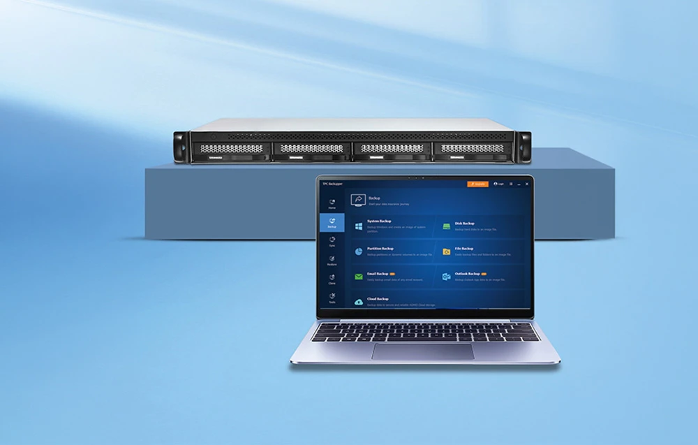Un server cu patru compartimente pentru unități, prezentat deasupra unui laptop cu un program de backup deschis