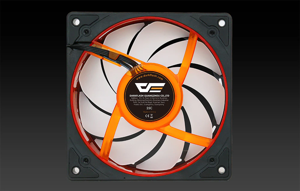 Ventilator Darkflash pe fundal negru