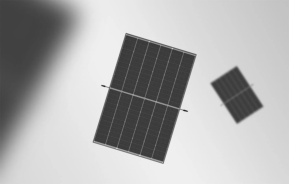 Trei panouri solare în zbor: unul focalizat în centru, două defocalizate de o parte și de alta, pe un fundal alb și neted.
