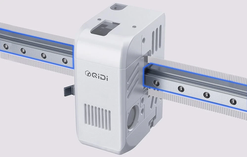 Modulul capului de imprimantă 3D QIDI montat pe un ghidaj liniar metalic
