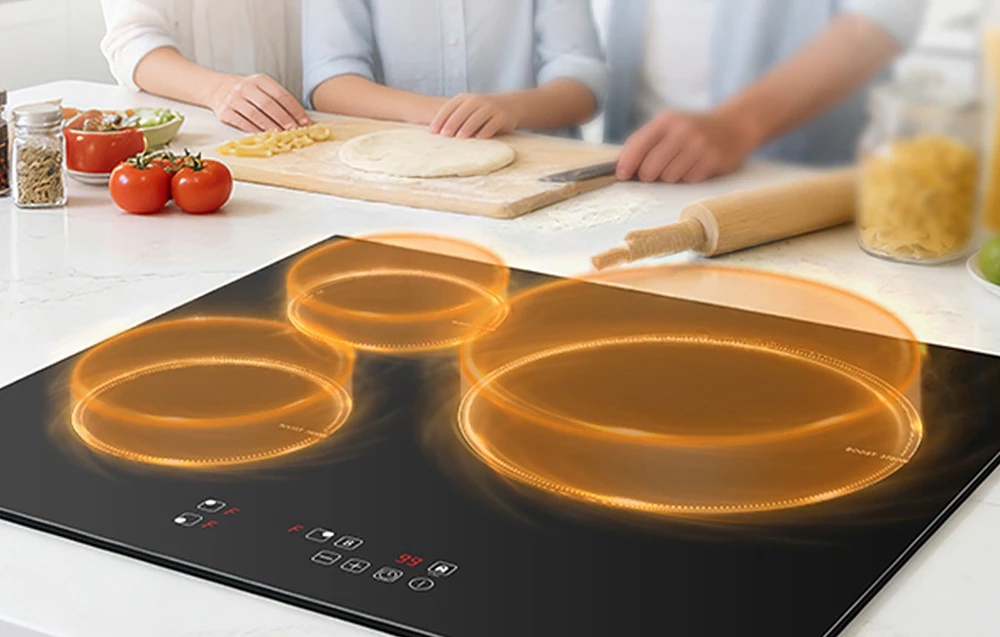 O plită cu inducție AMZCHEF cu zone de gătit evidențiate în portocaliu și un fundal estompat în care apare o familie pregătind pizza