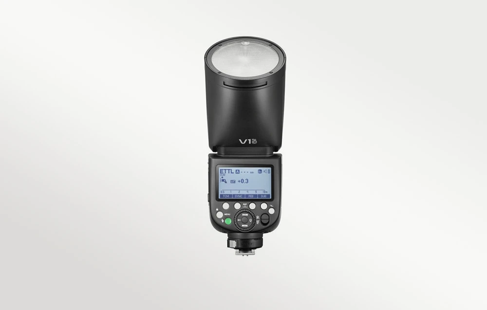 Blitz Godox V1Pro negru, cu ecranul LCD și panoul de control vizibile pe partea din spate