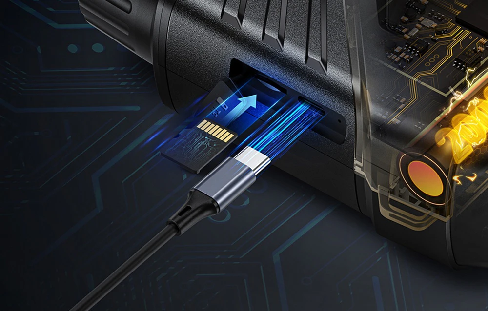 Fotografia prezintă un dispozitiv de vedere pe timp de noapte cu cablu USB-C atașabil și card de memorie,