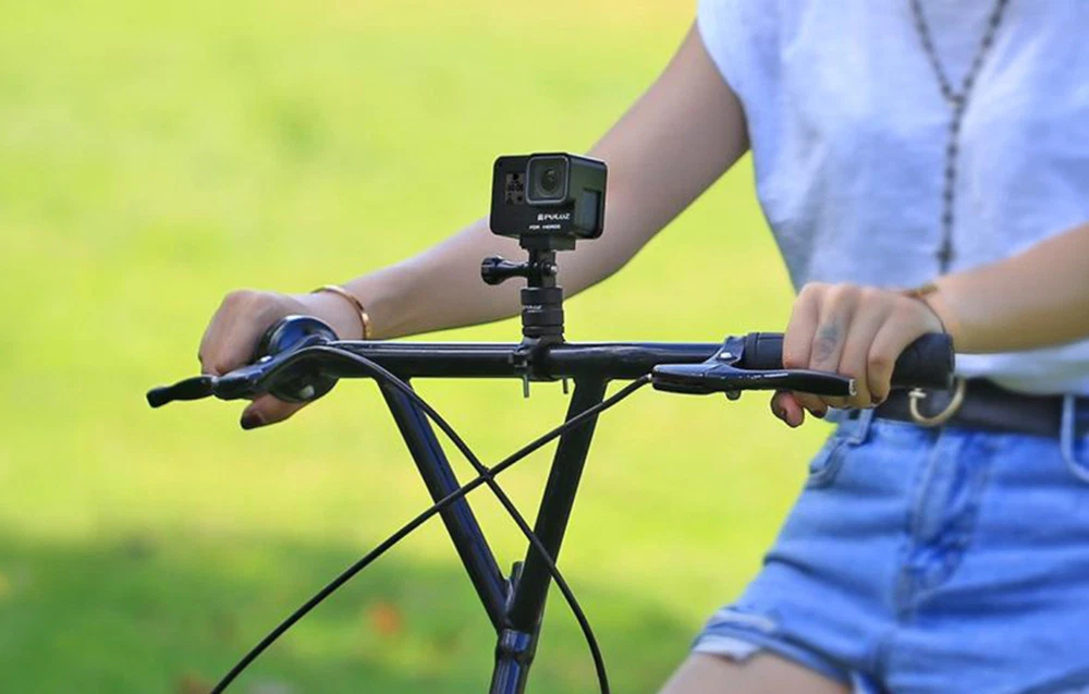 Femeie pe bicicletă cu o cameră de acțiune Puluz atașată la ghidon folosind un suport negru