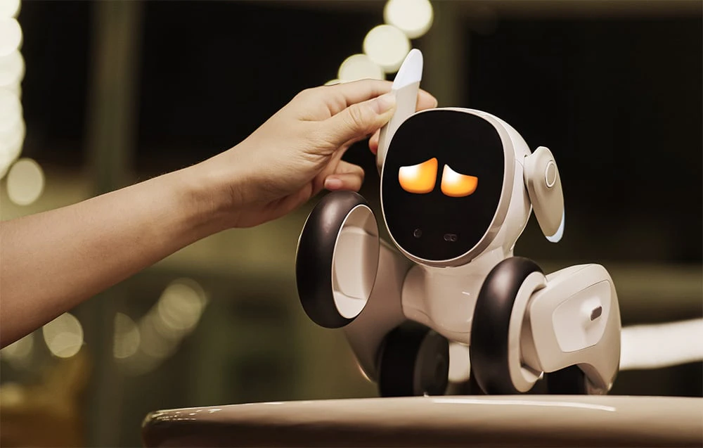 Robotul interactiv Loona cu urechea ridicată