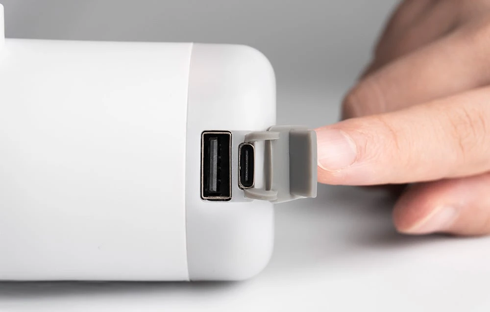 Detaliu al porturilor USB și USB-C de pe pompa Flextail