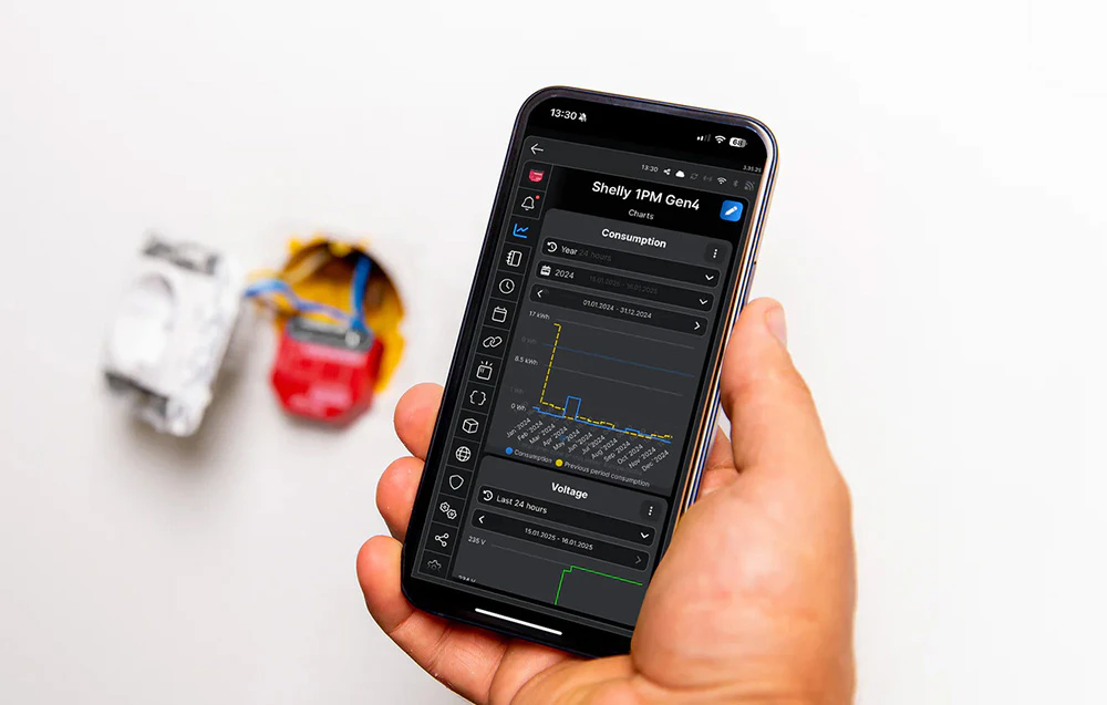 Controlerul ascuns într-o cutie electrică și un smartphone cu o aplicație de monitorizare a energiei deschisă.