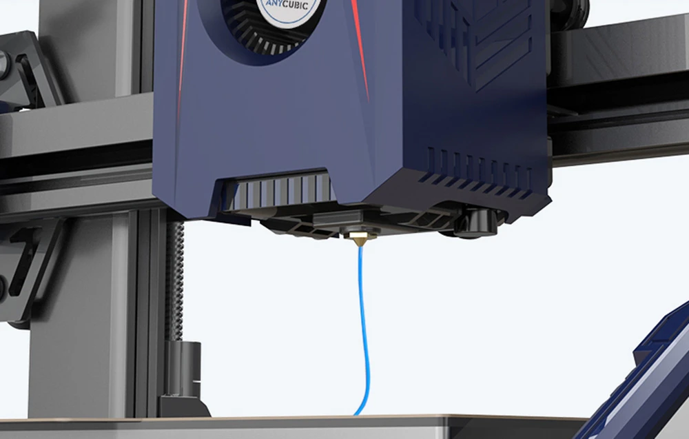 Un cap de imprimantă 3D Anycubic din care iese un fir subțire de filament albastru